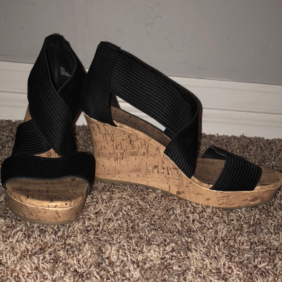 Black strapy wedges - Picture 1 of 4
